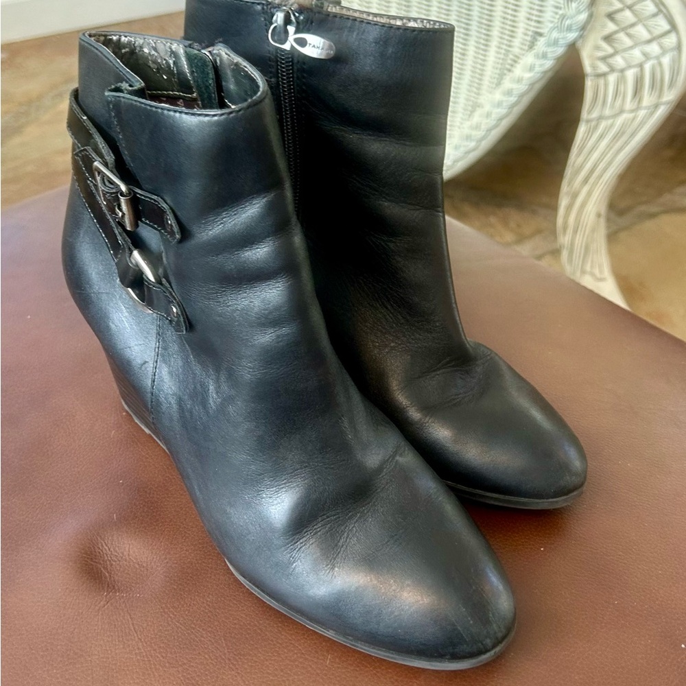 Tahari‎ women’s boots. - Picture 3 of 7